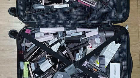 compraba productos de belleza con la tarjeta de credito de una mujer fallecida en 2020 y la detuvieron