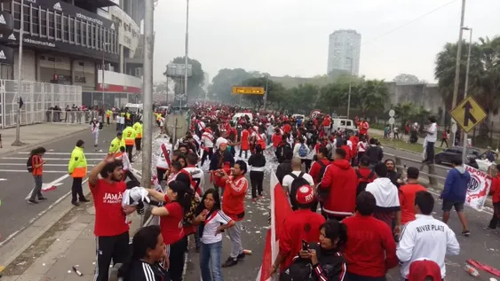 Con un banderazo los hinchas de River despidieron al plantel