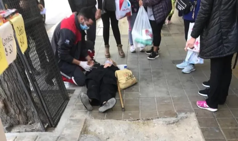 Una mujer de 77 años se cayó en una vereda rota y sufrió un golpe en la cabeza