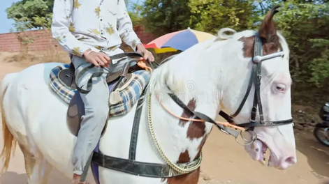 El hombre cayó de su caballo y quedó con serias heridas.