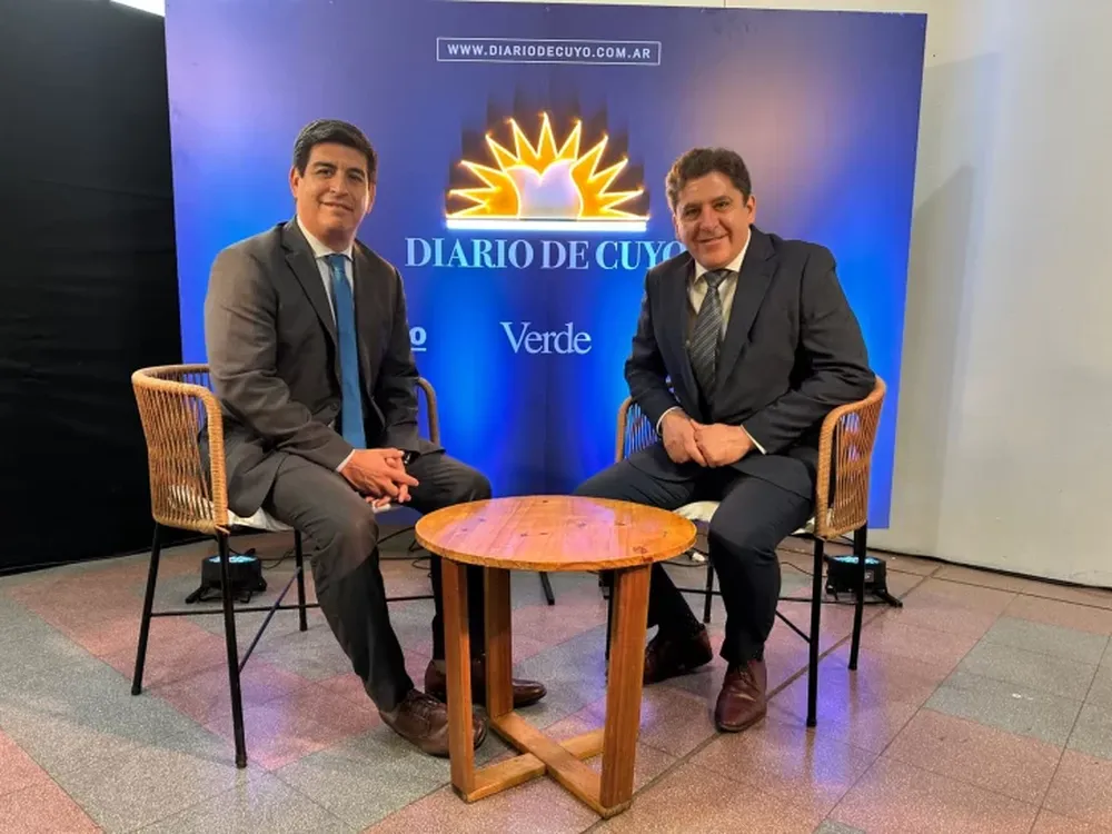 Los ministros Romero y Fernández en el stand de DIARIOD E CUYO
