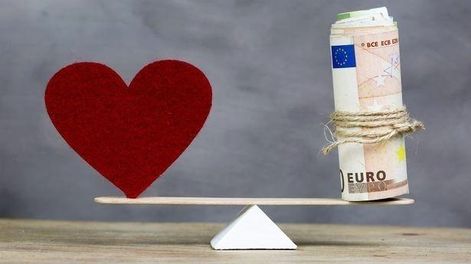 VIGILAR, aquí, ya no es estar preocupados sólo por el fin del mundo, sino estar preocupados por no poner nuestro corazón en los poderes y las riquezas.