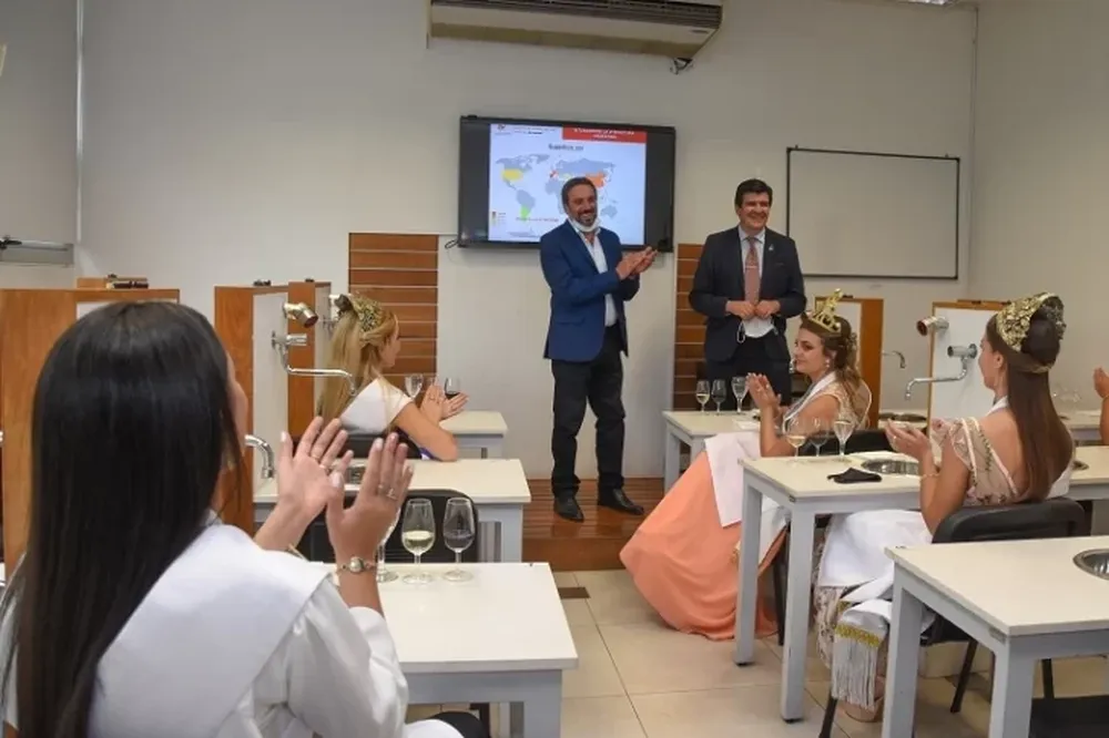 El INV capacitó a reinas y embajadoras