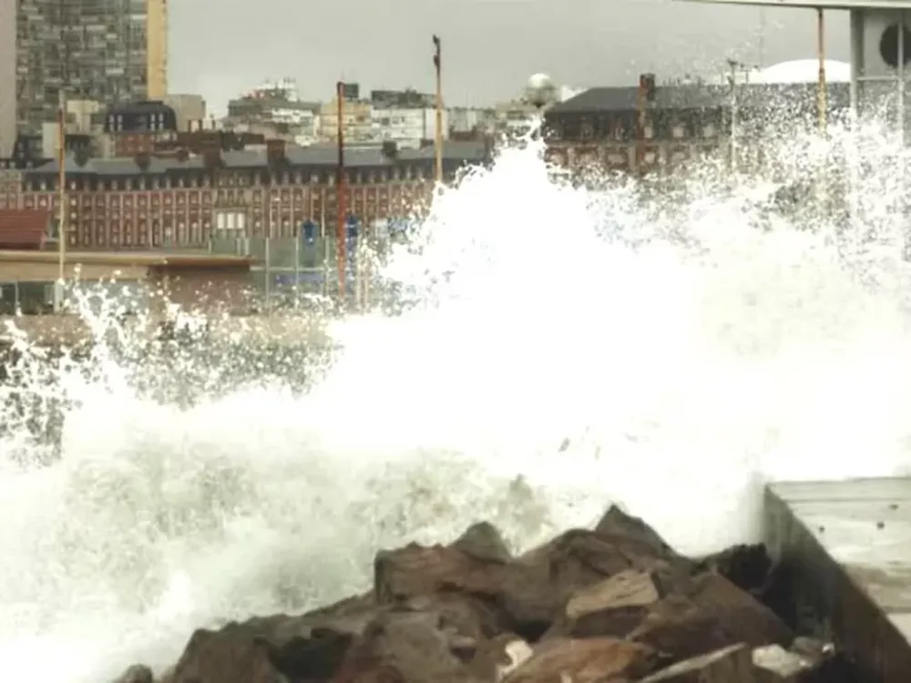 Una ola gigante sorprendió a los bañistas de Mar del Plata, Mar Chiquita y Santa Clara del Mar. (foto ilustrativa)