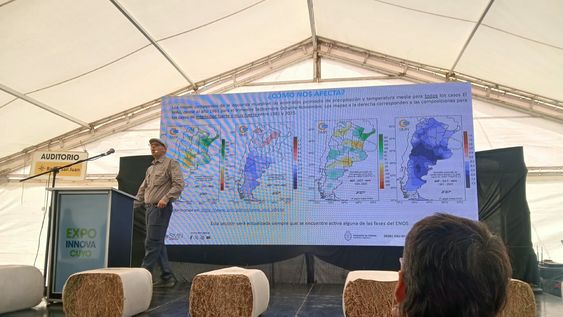Cristian Albors, durante su disertación en el Auditorio Banco San Juan de Expo Innova Cuyo, con los mapas del Servicio Meteorológico Nacional que ilustran cómo afectó históricamente El Niño a cada región del país.