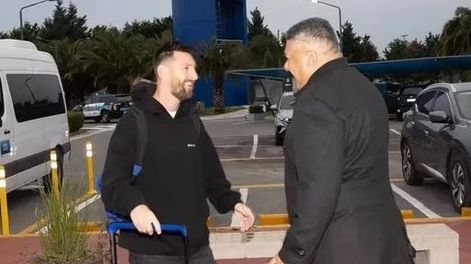 Cuánto cuesta el buzo que Messi usó para llegar a Argentina y por qué lo quieren todos