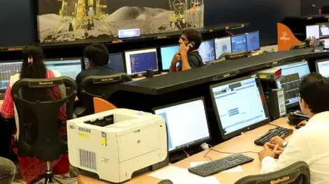 India logra ser el primer país en llegar al polo sur de la Luna, una zona que puede tener agua