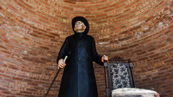 Impactante escultura de Camila, la nena sanjuanina del milagro, en el Parque del Cura Brochero