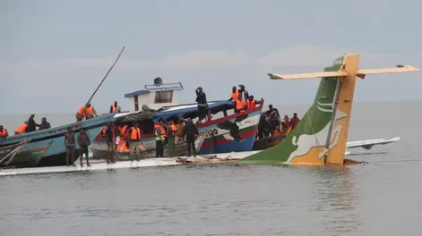 Al menos 19 personas murieron al caer un avión en un lago de Tanzania