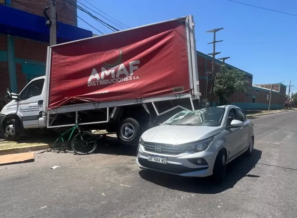 Un camión perdió el control y provocó un choque múltiple en Capital