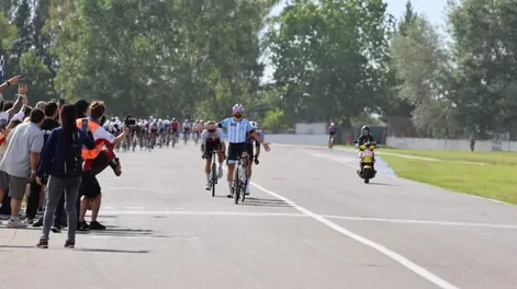 Diario de Cuyo | Espectáculo. Méndez ganó en la fecha Coronación del Turismo Carretera en un espectáculo diferente en el autódromo de Buenos Aires. Ahora quiere retener el Giro del Sol.
