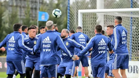 Otra vez Scaloni mezcló los equipos en la práctica