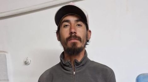 Volvió a su casa y encontró a un intruso escondido bajo la cama