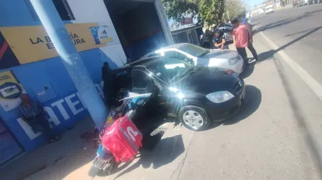 Insólito choque entre dos repartidores: uno rozó al otro en su moto y terminó contra un auto