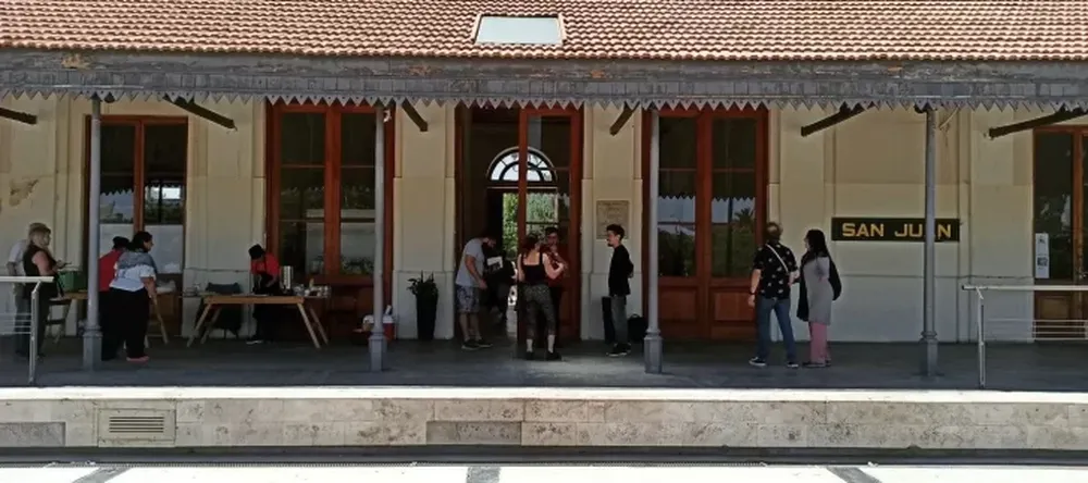 Algunos de los integrantes de la Kermés, en su nueva plataforma de despliegue.