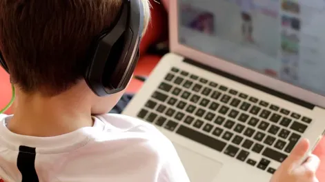 Este caso revela cómo la inteligencia artificial, proyectada hacia la dependencia psicológica y el dominio de mercado, pueden explotar la vulnerabilidad humana.