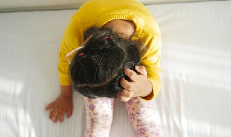 Una nena fue al hospital por un intenso dolor de ojo y descubrieron que tenía gusanos en la cabeza