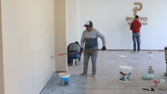 EN OBRA. Empleados del municipio de Pocito trabajan en los últimos detalles de la obra de refacción de la exsede del Concejo Deliberante que pasará a ser un salón de usos múltiples.