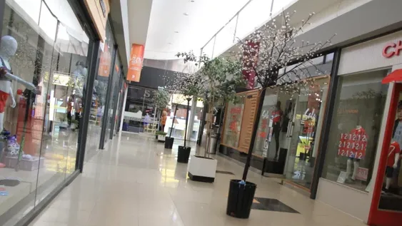 En el Patio Alvear, una joven quiso ‘esconder’ dos pantalones en su bolso y terminó detenida