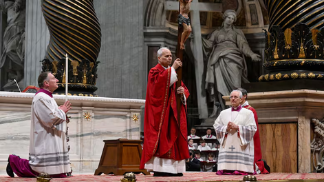 El papa León XIV durante la celebración del Viernes Santo.
