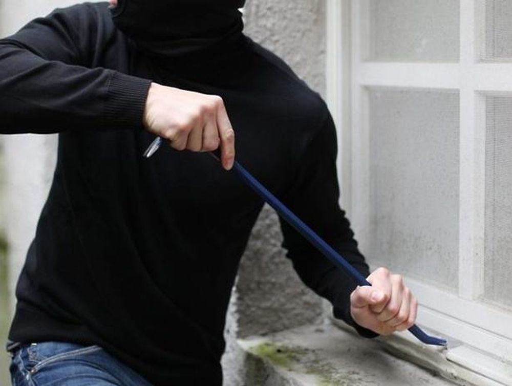 Delincuentes ingresaron a una casa y se llevaron $100.000 y electrodomésticos