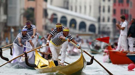 Colorida regata por los canales de Venecia