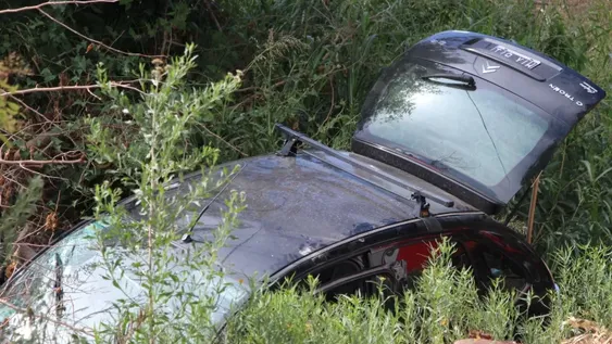 Volcó el auto a un canal sin agua y su acompañante sufrió traumatismo de cráneo