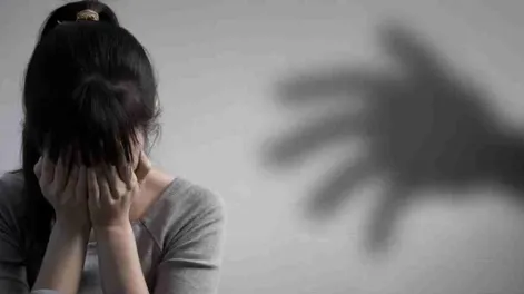 Abusó de su propia hija mediante manoseos cuando tenía entre 15 y 16 años y zafó de prisión