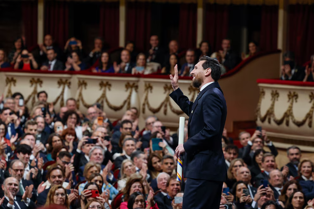 Lionel Messi fue ovacionado en el Teatro Campoamor al recibir el Premio Princesa de Asturias de los Deportes 2026, en una ceremonia encabezada por la Familia Real española.
