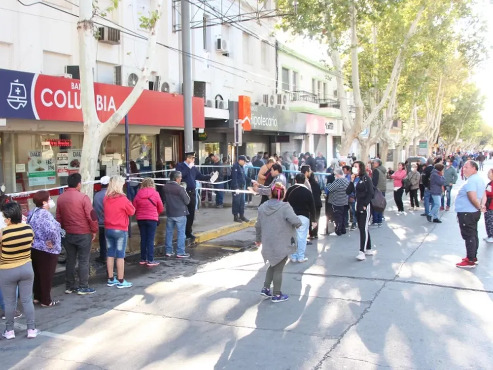 Los bancos abrirán y atenderán con turno los días 26, 27 y 28 de mayo