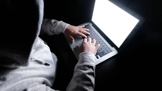 Lo descubrieron por enviar un video porno con una menor de 14 años: dijo que lo hackearon, pero terminó aceptando un juicio abreviado