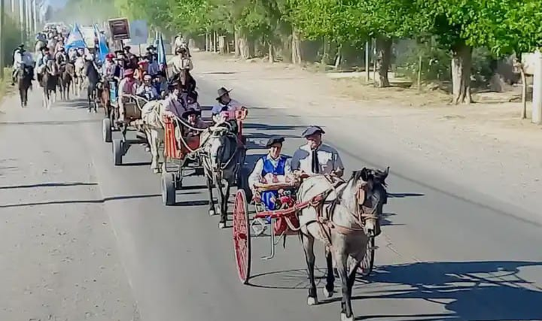 La columna de gauchos en viaje hacia la capilla de laVirgen Niña, en el paraje el Rincón, Caucete.