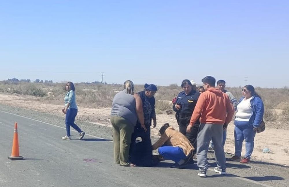 Una joven intentó cruzar la ruta y fue embestida por una mujer en moto: las dos terminaron hospitalizadas