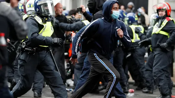 Hirieron a más de 20 policías en Londres durante las marchas contra el racismo