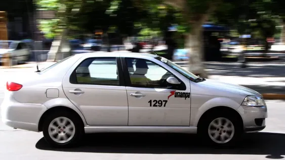 Los taxis y remises tendrán franjas de color para diferenciarse de los truchos