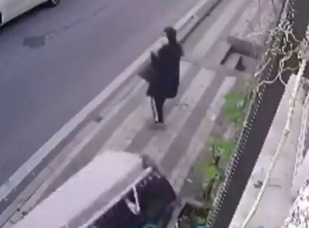 Se salvó por centímetros de morir aplastada por un sofá lanzado desde un edificio