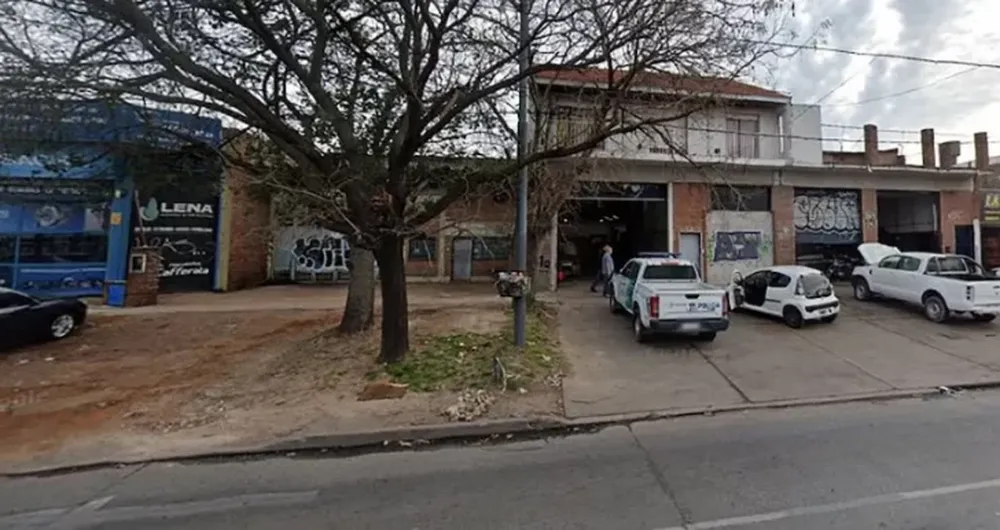 Salvaje crimen en un taller: un cliente mató al mecánico de dos tiros en la cabeza y se suicidó