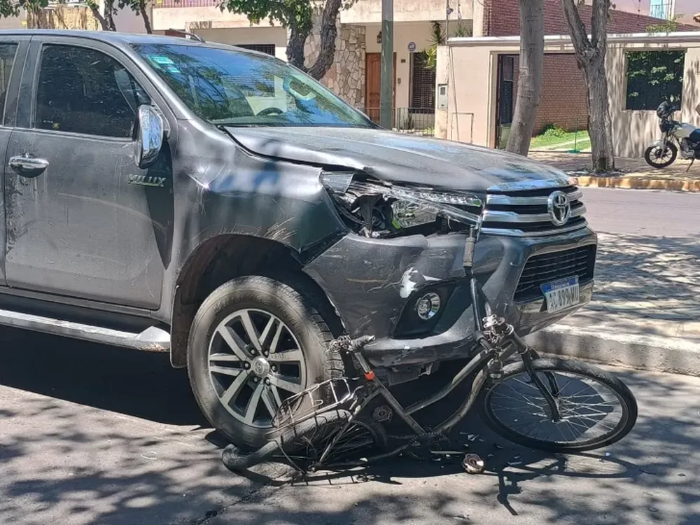 Ciclista fue embestido por una camioneta y sufrió politraumatismos