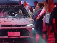 Anoche, los participantes de Gran Hermano Generación Dorada conocieron el auto 0km por el que competirán. Anoche, los participantes de Gran Hermano Generación Dorada conocieron el auto 0km por el que competirán.