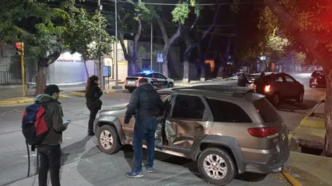 Una transitada esquina céntrica y con semáforos fue escenario de un choque