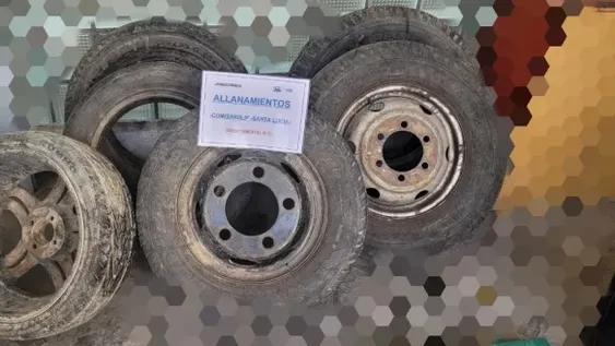 Robaron hasta las ruedas de un tractor en un club de Santa Lucía