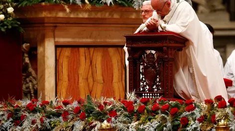 En su quinta misa navideña, Francisco pidió “abrir los ojos ante el que sufre”