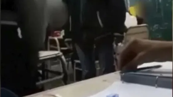 [VIDEO] Violenta pelea entre una maestra y un alumno en el aula: “Pegale, pegale”