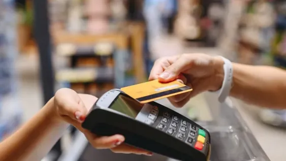 Tendencia. En medio de especulaciones por la inflación de agosto, se consolida el pago con tarjeta de crédito para comprar mercadería en los supermercados.