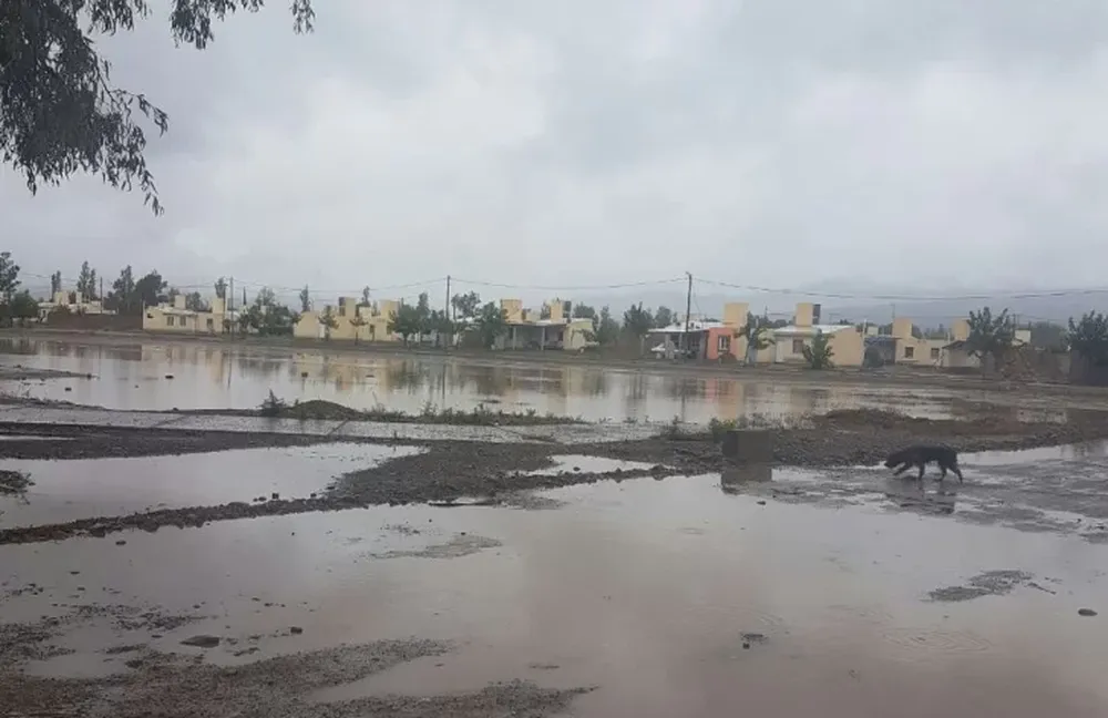 En Ullum sacan el agua con bombas para evitar inundaciones