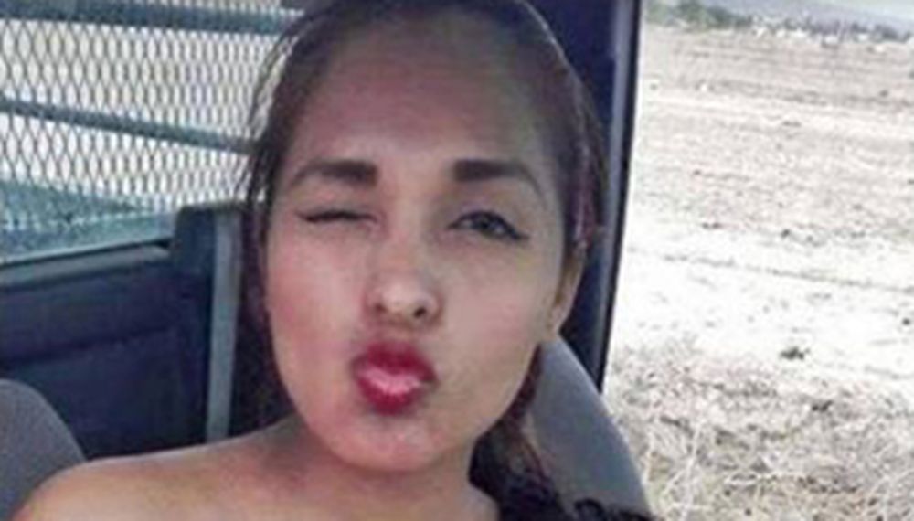 Policía hot se sacó una foto en topless y la suspendieron