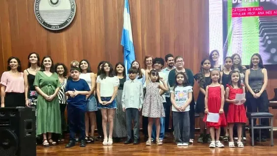 Junto a sus profesores, algunos de los niños y adolescentes que actuarán el viernes 31