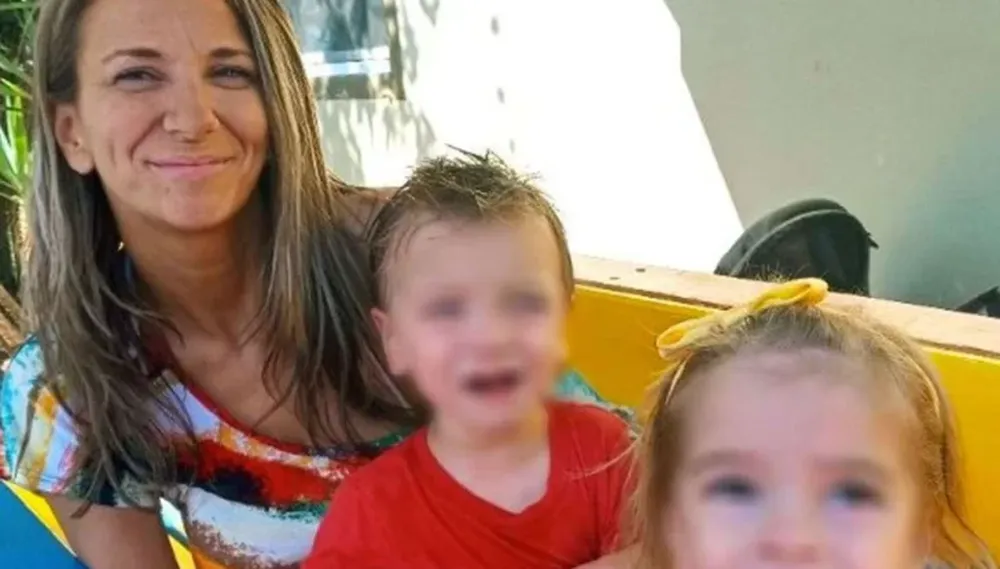 Hallaron muertos adentro de un auto a una mujer y sus dos hijos gemelos de 3 años