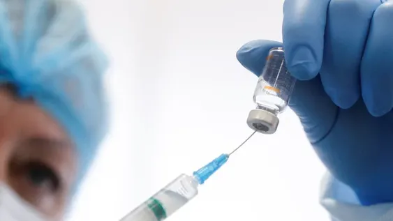 Empiezan a vacunar contra el Covid a personas de 18 a 59 años con comorbilidades: los detalles