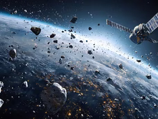 La Comisión Federal de Comunicaciones exige a las empresas que informen sobre el riesgo de víctimas por la caída de satélites, pero la agencia se enfoca principalmente en regular las frecuencias de radio.